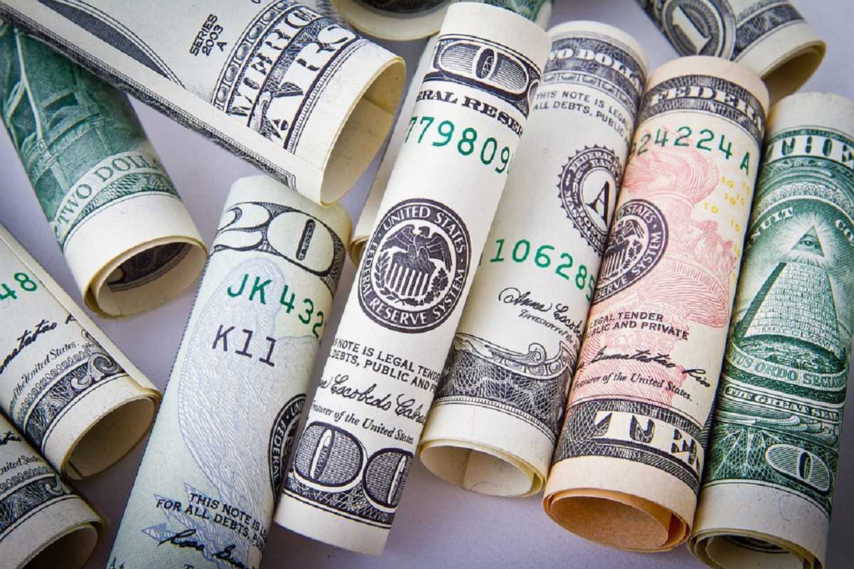 Charles Schwab Customers Deposit $16.5 Billion During Banking Crisis