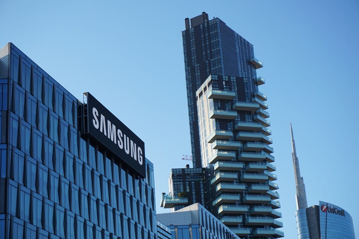 Samsung Reports Slowing Fall in Profits