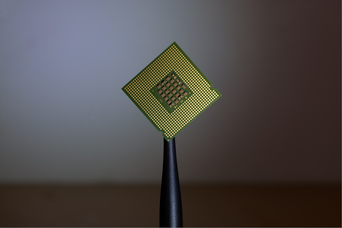 China Actively Buys Chip Gear to Beat US Curbs