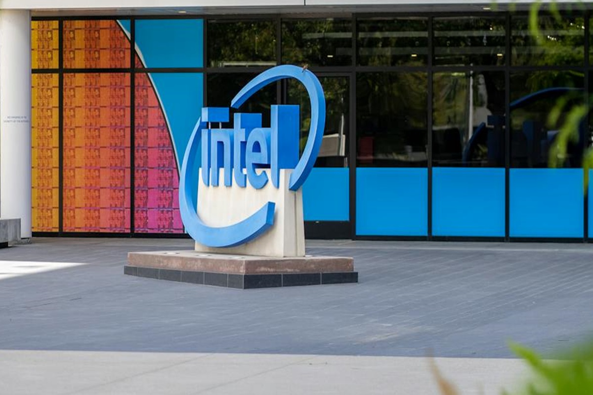 Intel Rises Due to Investor Enthusiasm