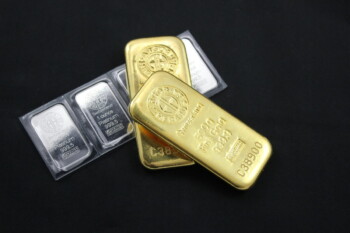 Gold and Silver Rebound After January Rout as Safe-Haven Demand Returns Among Tariffs Pressure