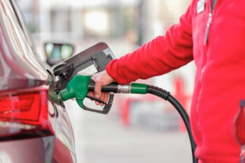 Guerra en Irán Dispara Precio del Petróleo y Diésel: Aramco Desvía Millones de Barriles y Chile Congela Tarifas del Transporte
