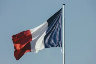 Rising Yields and Political Crisis in France Hit Banks and the Fintech Sector